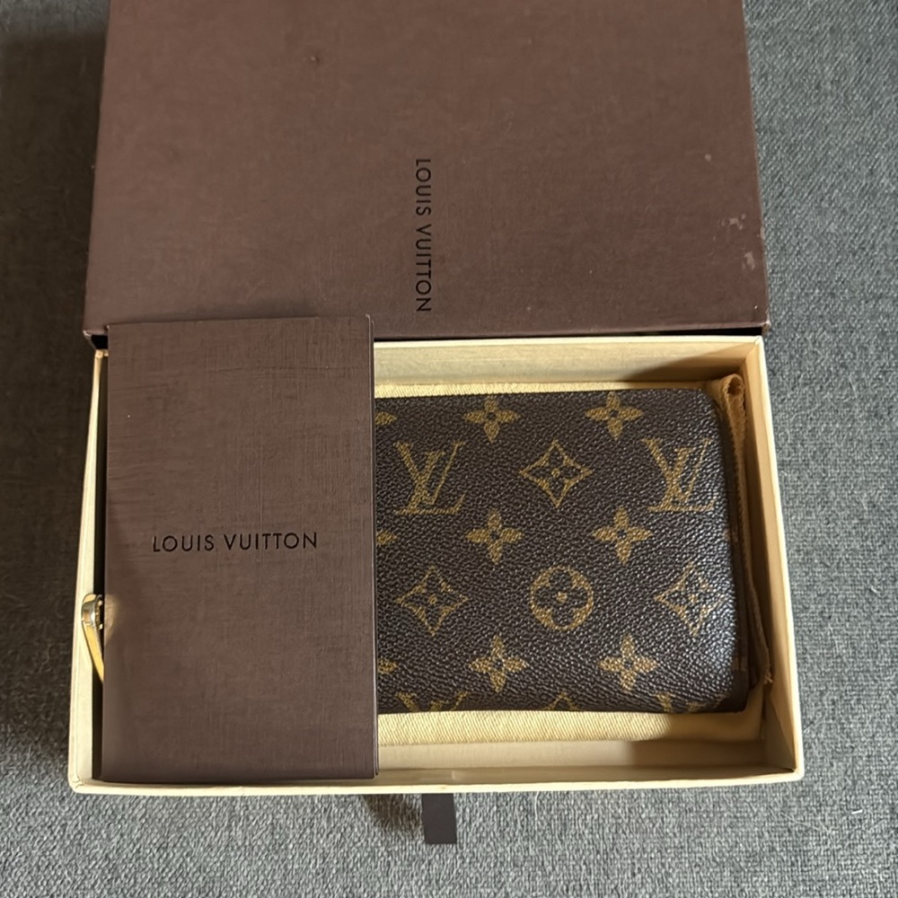 Authentic Louis Vuitton Zippy Wallet Monogram - Picture 6 of 9